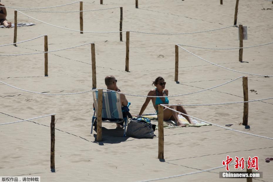 保持距离 法国民众“宅”在海滩享受日光浴
