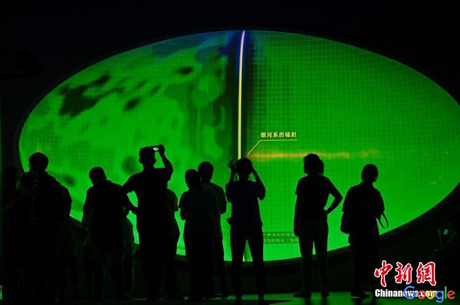 民众打卡上海天文馆 太阳模型抢眼